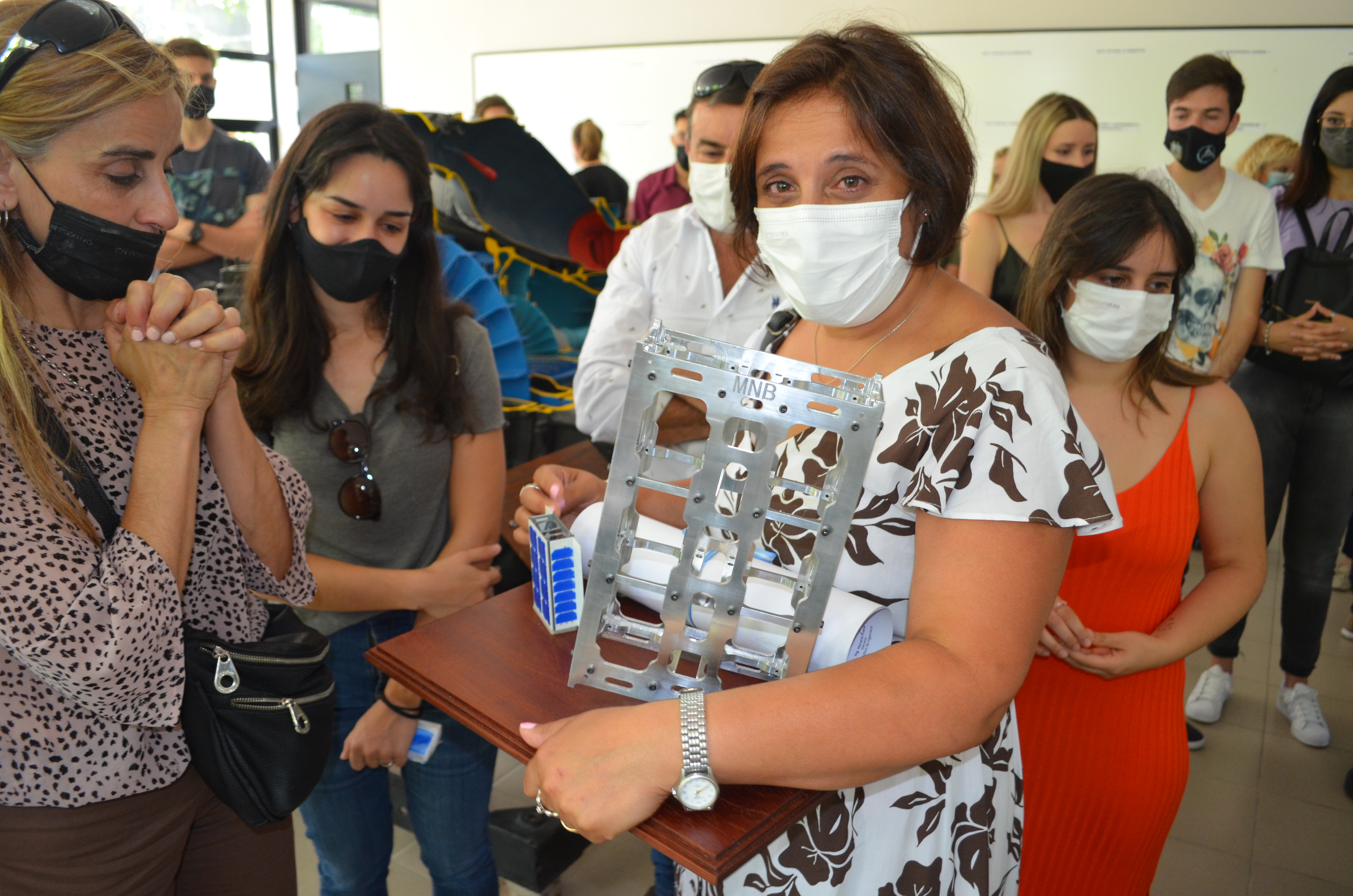 Orgullo. Laura Saeg, mamá de Matías con el diploma y la maqueta en sus manos.